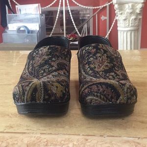 Dansko clog size 38 in a multi color